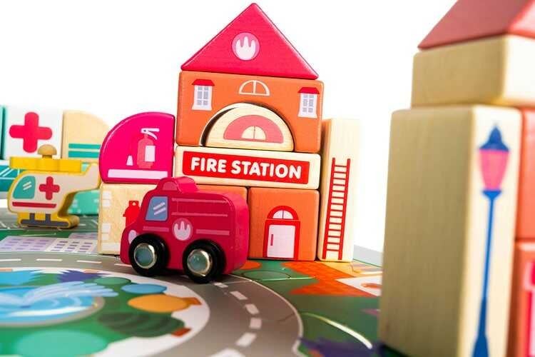 Set cuburi de construit din lemn Orășel cu 115 piese 12